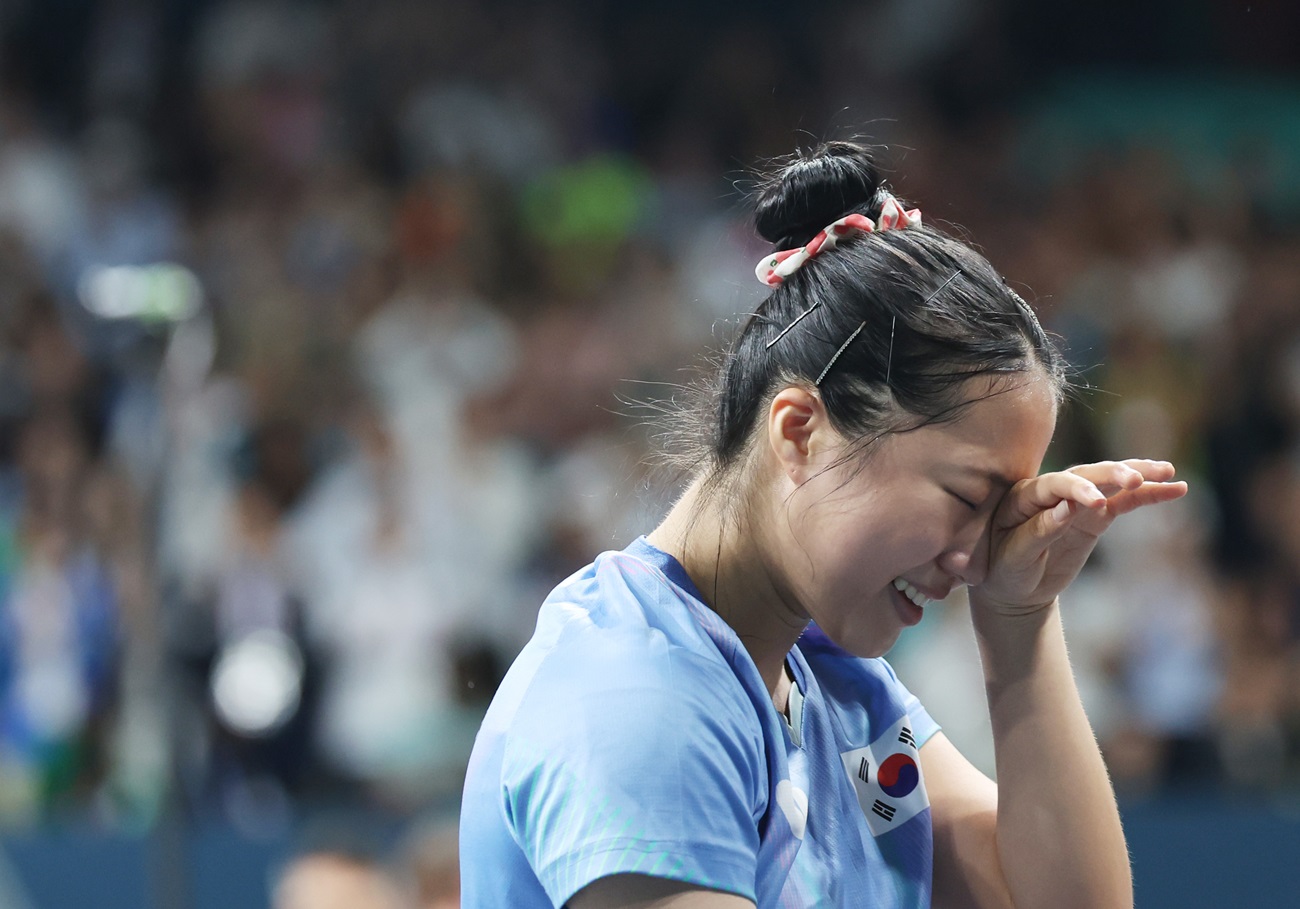 한국 여자 탁구의 간판 신유빈이 프랑스 파리의 사우스 파리 아레나4에서 열린 2024 파리 올림픽 탁구 여자 단식 8강전에서 세계랭킹 13위 일본의 히라노 미우를 게임 스코어 4-1로 꺾고 준결승에 진출했다. 이번 대회 혼합복식 동메달에 이어 개인전에서도 메달 획득을 노려볼 수 있게 됐다. 한국 여자 탁구는 2004 아테네 올림픽 이후 2008 베이징, 2012 런던, 2016 리우데자네이루, 2020 도쿄 대회 단식에서 메달을 수확하지 못했다. 사진 연합뉴스