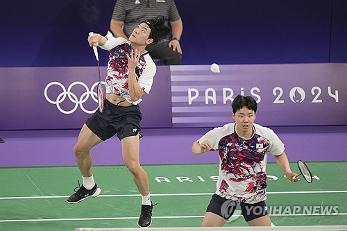 서승재-강민혁 조가 1일 프랑스 파리 포르트드라샤펠 경기장에서 열린 2024 파리 올림픽 배드민턴 남자복식 8강전에서 세계 2위 킴 애스트럽-아네르스 스카럽 라스무센 조(덴마크)에 0-2로 무릎을 꿇었다. 덴마크 조가 세계랭킹이 높긴 하지만 서승재-강민혁 조는 두 차례 맞대결에서 1승 1패를 기록했기 때문에 이기지 못할 상대는 아니었으나 이날은 고비처에서 역전을 당하는 등 힘을 쓰지 못했다. 연합뉴스