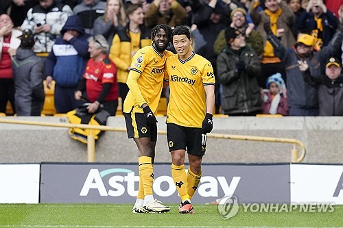 프랑스 명문 올랭피크 마르세유가 황희찬 대신 아스널 공격수 에디 은케티아 영입을 눈 앞에 뒀다. 유럽 축구 이적시장 전문가 파브리치오 로마노는 1일(한국시간) 자신의 소셜네트워크서비스(SNS)를 통해 '은케티아와 올랭피크 마르세유가 개인적인 조건에서 합의에 도달했다'라고 전했다.