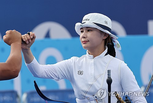 전훈영은 2일 프랑스 파리 앵발리드 2024 파리 올림픽 여자 개인전 32강 전에서 샤를리네 슈바르츠(독일)를 7-1로 꺾고 16강에 진출했다. 남수현이 먼저 개인전 16강에 선착한데 이어 전훈영과 임시현도 16강에 올라가면서 한국 선수 3명 모두 생존했다. 연합뉴스