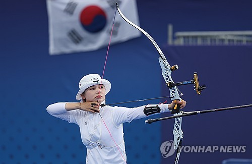 전훈영은 2일 프랑스 파리 앵발리드 2024 파리 올림픽 여자 개인전 32강 전에서 샤를리네 슈바르츠(독일)를 7-1로 꺾고 16강에 진출했다. 남수현이 먼저 개인전 16강에 선착한데 이어 전훈영과 임시현도 16강에 올라가면서 한국 선수 3명 모두 생존했다. 연합뉴스