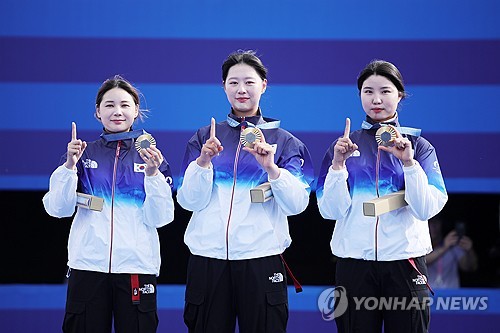 전훈영은 2일 프랑스 파리 앵발리드 2024 파리 올림픽 여자 개인전 32강 전에서 샤를리네 슈바르츠(독일)를 7-1로 꺾고 16강에 진출했다. 남수현이 먼저 개인전 16강에 선착한데 이어 전훈영과 임시현도 16강에 올라가면서 한국 선수 3명 모두 생존했다. 연합뉴스