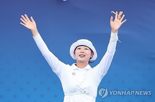 전훈영은 2일 프랑스 파리 앵발리드 2024 파리 올림픽 여자 개인전 32강 전에서 샤를리네 슈바르츠(독일)를 7-1로 꺾고 16강에 진출했다. 남수현이 먼저 개인전 16강에 선착한데 이어 전훈영과 임시현도 16강에 올라가면서 한국 선수 3명 모두 생존했다. 연합뉴스