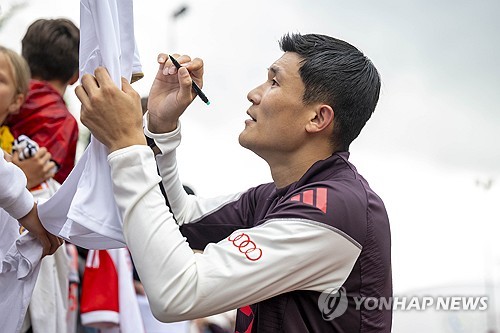 독일 분데스리가 명문 클럽 바이에른 뮌헨은 1일 인천국제공항을 통해 1900년 창단 이후 무려 124년 만에 처음으로 한국을 방문했다. 뮌헨은 오는 3일 오후 8시 서울월드컵경기장에서 손흥민의 토트넘 홋스퍼와 2024 쿠팡플레이 시리즈 2경기를 치른다. 한국에 입국한 뮌헨은 엄청난 환영에 직면했는데 미하엘 디더리히 뮌헨 최고재무책임자(CFO)는 김민재를 대한민국의 아이콘이라고 평가하면서 한국에서의 김민재 영향력을 높이 평가했다. 연합뉴스