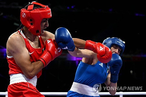 남성 염색체인 XY염색체를 가지고 2024 파리 하계올림픽 여자부 복싱 경기에 출전해 첫 경기에서 주먹 2방 날리고 기권승을 거둔 알제리 복서 아마네 칼리프가 논란에도 불구하고 자신의 승리를 자축했다. 하지만 팬들의 반응은 갈리고 있다. 그를 응원하는 목소리와 '당신은 남자'라며 출전 자체를 맹비난하는 목소리가 대립하고 있다. 연합뉴스