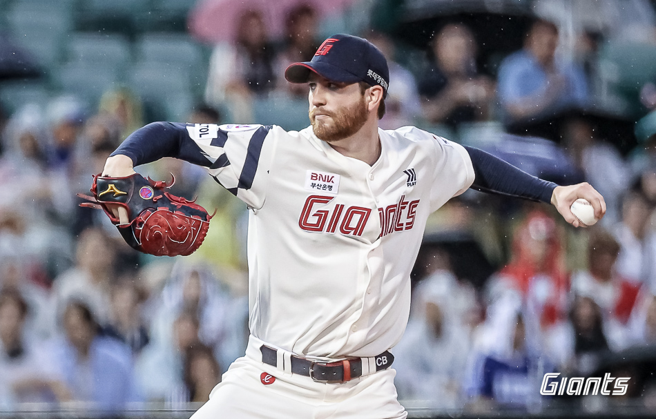 롯데는 3일 울산 문수야구장에서 '2024 신한 SOL Bank KBO 리그' LG와 주말 3연전 두 번째 경기 선발 투수로 반즈를 예고했다. 롯데 자이언츠