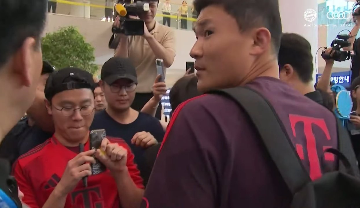 독일 축구 팬들이 바이에른 뮌헨 선수들의 '손가락 하트'를 보고 그 의미에 대해 궁금증이 폭발했다.  독일 빌트는 2일(한국시간) '바이에른 스타들의 이 제스처 뒤에 숨겨진 비밀. 서울의 한 건물 옥상에서 찍은 뮌헨 선수단 사진은 팬들 사이에서 많은 추측을 불러일으키고 있다'고 단체 '손가락 하트' 포즈를 조명했다. SNS