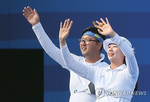 양궁 혼성 단체 대표팀 김우진(청주시청)과 임시현(한국체대)이 2024 파리 올림픽 8강에 올랐다. 김우진과 임시현은 2일(한국시간) 프랑스 파리에 위치한 앵발리드에서 열린 2024 파리 올림픽 양궁 혼성 단체전 16강전에서 대만의 레이젠잉, 타이위취안을 상대로 슛오프(SO) 끝에 5-4(37-35 39-37 36-38 38-40 20-19)로 승리했다. 연합뉴스