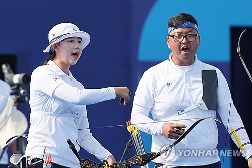 양궁 혼성 단체 대표팀 김우진(청주시청)과 임시현(한국체대)이 2024 파리 올림픽 8강에 올랐다. 김우진과 임시현은 2일(한국시간) 프랑스 파리에 위치한 앵발리드에서 열린 2024 파리 올림픽 양궁 혼성 단체전 16강전에서 대만의 레이젠잉, 타이위취안을 상대로 슛오프(SO) 끝에 5-4(37-35 39-37 36-38 38-40 20-19)로 승리했다. 연합뉴스