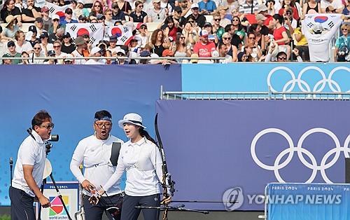 양궁 혼성 단체 대표팀 김우진(청주시청)과 임시현(한국체대)이 2024 파리 올림픽 8강에 올랐다. 김우진과 임시현은 2일(한국시간) 프랑스 파리에 위치한 앵발리드에서 열린 2024 파리 올림픽 양궁 혼성 단체전 16강전에서 대만의 레이젠잉, 타이위취안을 상대로 슛오프(SO) 끝에 5-4(37-35 39-37 36-38 38-40 20-19)로 승리했다. 연합뉴스