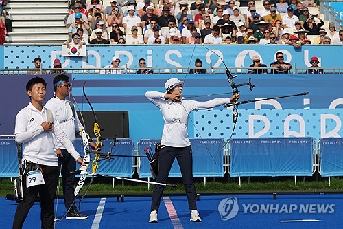 양궁 혼성 단체 대표팀 김우진(청주시청)과 임시현(한국체대)이 2024 파리 올림픽 8강에 올랐다. 김우진과 임시현은 2일(한국시간) 프랑스 파리에 위치한 앵발리드에서 열린 2024 파리 올림픽 양궁 혼성 단체전 16강전에서 대만의 레이젠잉, 타이위취안을 상대로 슛오프(SO) 끝에 5-4(37-35 39-37 36-38 38-40 20-19)로 승리했다. 연합뉴스