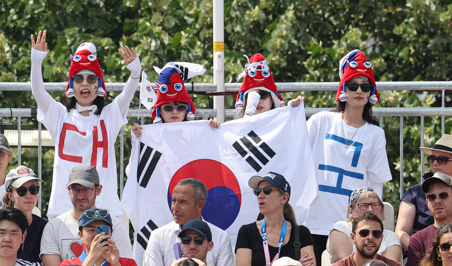 김우진과 임시현으로 구성된 한국 양궁 혼성팀이 2일 프랑스 파리 레쟁발리드에서 열린 2024 파리 하계올림픽 양궁 혼성 단체전 준결승에서 난적 인도에 세트스코어 6-2 역전승을 거두고 결승에 진출해 은메달을 확보했다. 한국 양궁은 이번 파리 올림픽에서 3번째 금메달을 노리게 됐다. 5개 세부종목 전관왕 달성에서 순풍을 받게 됐다. 연합뉴스