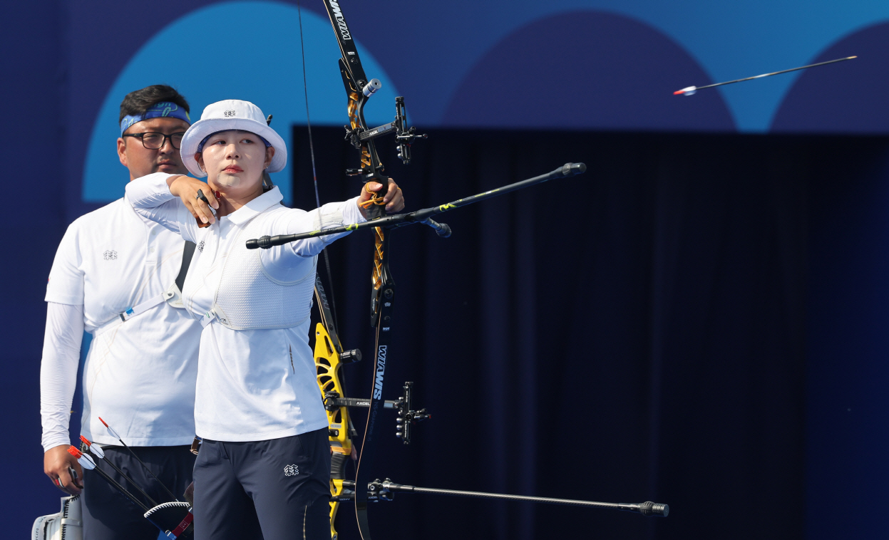 김우진과 임시현으로 구성된 한국 양궁 혼성팀이 2일 프랑스 파리 레쟁발리드에서 열린 2024 파리 하계올림픽 양궁 혼성 단체전 준결승에서 난적 인도에 세트스코어 6-2 역전승을 거두고 결승에 진출해 은메달을 확보했다. 한국 양궁은 이번 파리 올림픽에서 3번째 금메달을 노리게 됐다. 5개 세부종목 전관왕 달성에서 순풍을 받게 됐다. 연합뉴스