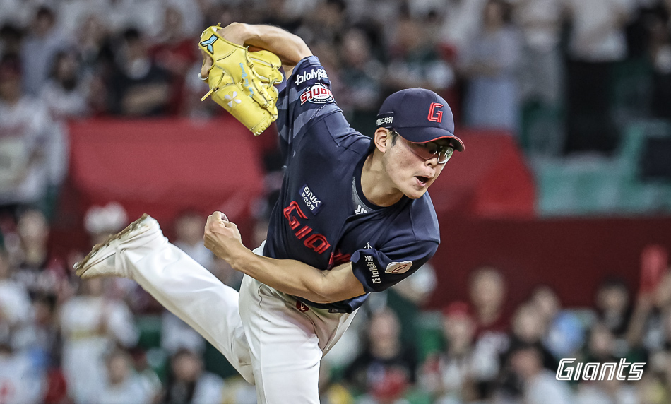 롯데 투수 송재영은 1일 인천 SSG랜더스필드에서 열린 '2024 신한 SOL Bank KBO 리그' SSG와 주중 3연전 마지막 경기에서 구원 등판. 최상민과 박성한을 모두 삼진으로 처리해 생애 첫 세이브를 챙겼다. 롯데 자이언츠