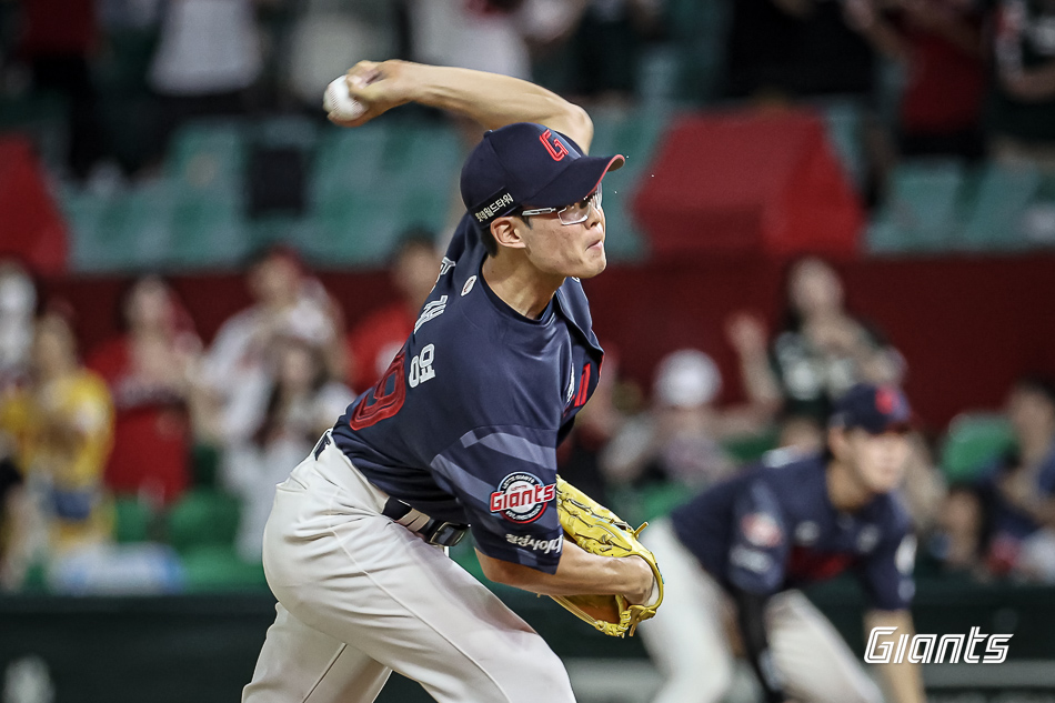 롯데 투수 송재영은 1일 인천 SSG랜더스필드에서 열린 '2024 신한 SOL Bank KBO 리그' SSG와 주중 3연전 마지막 경기에서 구원 등판. 최상민과 박성한을 모두 삼진으로 처리해 생애 첫 세이브를 챙겼다. 롯데 자이언츠