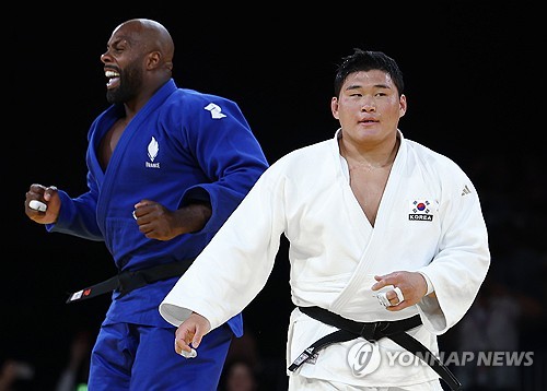 한국 유도 최중량급 간판 김민종(양평군청)은 3일(한국시간) 프랑스 파리에 위치한 샹 드 마르스 아레나에서 열린 2024 파리 올림픽 유도 남자 100㎏ 이상급 결승전에서 테디 리네르(프랑스)에게 한판패를 당했다. 종료 16초를 남기고 프랑스 유도 전설 리네르에게 한판을 내주면서 김민종은 아쉽게 은메달에 그쳤지만 36년 만에 남자 유도 최중량급 올림픽 메달리스트가 됐고 최초의 은메달을 따내면서 한국 유도 최중량급 역사를 새로 썼다. 연합뉴스