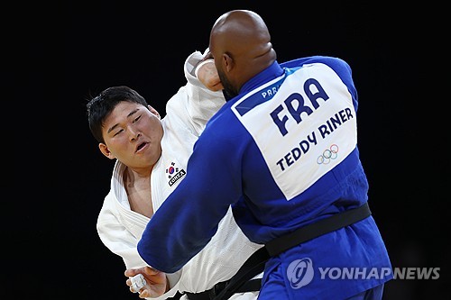 한국 유도 최중량급 간판 김민종(양평군청)은 3일(한국시간) 프랑스 파리에 위치한 샹 드 마르스 아레나에서 열린 2024 파리 올림픽 유도 남자 100㎏ 이상급 결승전에서 테디 리네르(프랑스)에게 한판패를 당했다. 종료 16초를 남기고 프랑스 유도 전설 리네르에게 한판을 내주면서 김민종은 아쉽게 은메달에 그쳤지만 36년 만에 남자 유도 최중량급 올림픽 메달리스트가 됐고 최초의 은메달을 따내면서 한국 유도 최중량급 역사를 새로 썼다. 연합뉴스