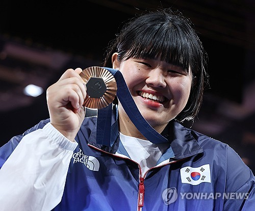 세계랭킹 4위 김하윤은 3일(한국시간) 프랑스 파리에 위치한 샹 드 마르스 아레나에서 열린 2024 파리 올림픽 유도 여자 78㎏ 이상급 동메달 결정전 카이라 오즈데미르(튀르키예)에 한판승을 거뒀다. 앞서 8강전에서 한판승을 따냈으나 판정이 번복돼 패했던 김하윤은 패자부활전에서 승리해 동메달 결정전으로 향한 뒤 메달을 손에 쥐는데 성공했다. 이로써 지난 2022 항저우 아시안게임 금메달리스트 김하윤은 자신의 첫 올림픽에서 값진 동메달을 따냈다. 연합뉴스