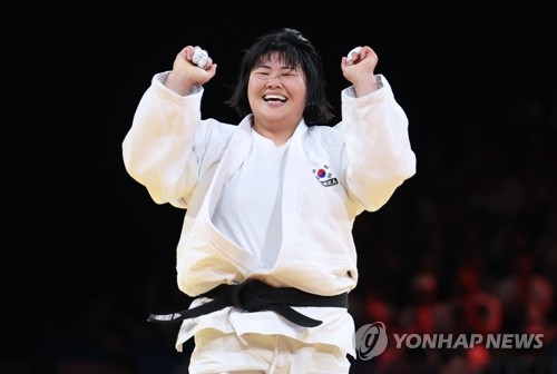 세계랭킹 4위 김하윤은 3일(한국시간) 프랑스 파리에 위치한 샹 드 마르스 아레나에서 열린 2024 파리 올림픽 유도 여자 78㎏ 이상급 동메달 결정전 카이라 오즈데미르(튀르키예)에 한판승을 거뒀다. 앞서 8강전에서 한판승을 따냈으나 판정이 번복돼 패했던 김하윤은 패자부활전에서 승리해 동메달 결정전으로 향한 뒤 메달을 손에 쥐는데 성공했다. 이로써 지난 2022 항저우 아시안게임 금메달리스트 김하윤은 자신의 첫 올림픽에서 값진 동메달을 따냈다. 연합뉴스