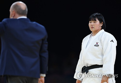 세계랭킹 4위 김하윤은 3일(한국시간) 프랑스 파리에 위치한 샹 드 마르스 아레나에서 열린 2024 파리 올림픽 유도 여자 78㎏ 이상급 동메달 결정전 카이라 오즈데미르(튀르키예)에 한판승을 거뒀다. 앞서 8강전에서 한판승을 따냈으나 판정이 번복돼 패했던 김하윤은 패자부활전에서 승리해 동메달 결정전으로 향한 뒤 메달을 손에 쥐는데 성공했다. 이로써 지난 2022 항저우 아시안게임 금메달리스트 김하윤은 자신의 첫 올림픽에서 값진 동메달을 따냈다. 연합뉴스