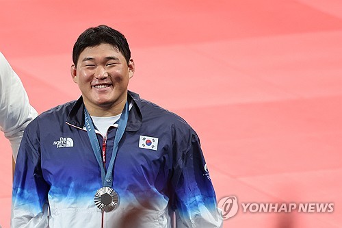 세계랭킹 4위 김하윤은 3일(한국시간) 프랑스 파리에 위치한 샹 드 마르스 아레나에서 열린 2024 파리 올림픽 유도 여자 78㎏ 이상급 동메달 결정전 카이라 오즈데미르(튀르키예)에 한판승을 거뒀다. 앞서 8강전에서 한판승을 따냈으나 판정이 번복돼 패했던 김하윤은 패자부활전에서 승리해 동메달 결정전으로 향한 뒤 메달을 손에 쥐는데 성공했다. 이로써 지난 2022 항저우 아시안게임 금메달리스트 김하윤은 자신의 첫 올림픽에서 값진 동메달을 따냈다. 연합뉴스