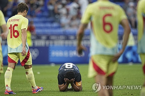 오이와 고 감독이 이끄는 일본은 3일(한국시간) 프랑스 리옹에 위치한 스타드 드 리옹에서 열린 스페인과의 2024 파리 올림픽 남자축구 8강전서 0-3 완패했다. 지난 도쿄 올림픽에서도 4강에서 스페인에 무릎을 꿇었던 일본은 이번에도 무적함대를 넘지 못하고 56년 만의 메달 획득이 좌절됐다. 연합뉴스