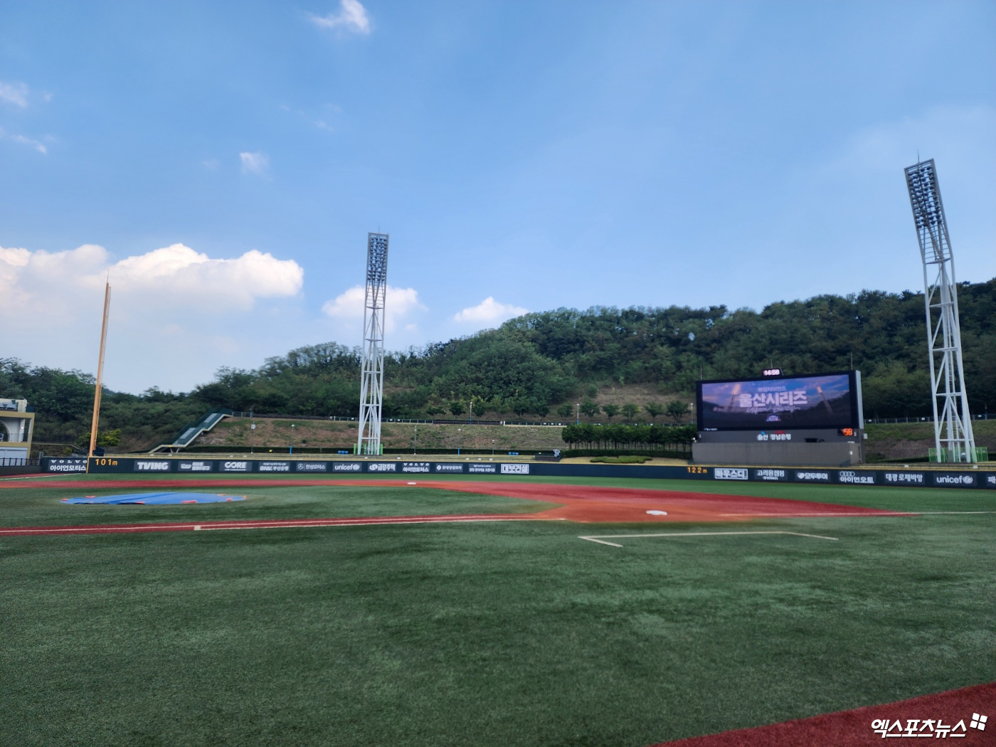  롯데와 LG는 3일 울산 문수야구장에서 '2024 신한 SOL Bank KBO 리그' 주말 3연전 두 번째 경기를 치를 계획이다. 하루 전 경기가 폭염 취소됐고, 여전한 무더위가 이어지고 있다. 울산, 박정현 기자