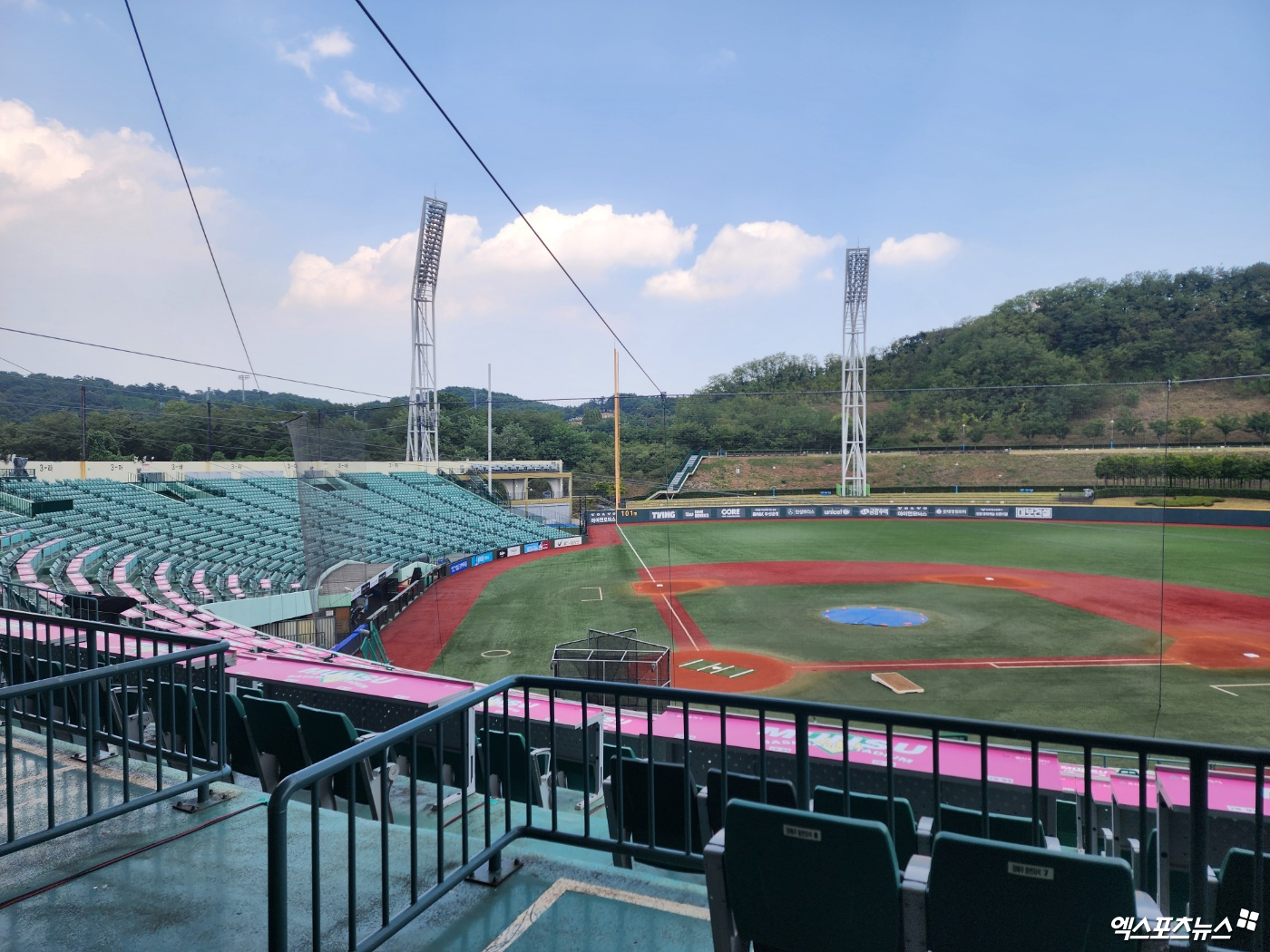 롯데와 LG는 3일 울산 문수야구장에서 '2024 신한 SOL Bank KBO 리그' 주말 3연전 두 번째 경기를 치를 계획이다. 하루 전 경기가 폭염 취소됐고, 여전한 무더위가 이어지고 있다. 울산, 박정현 기자