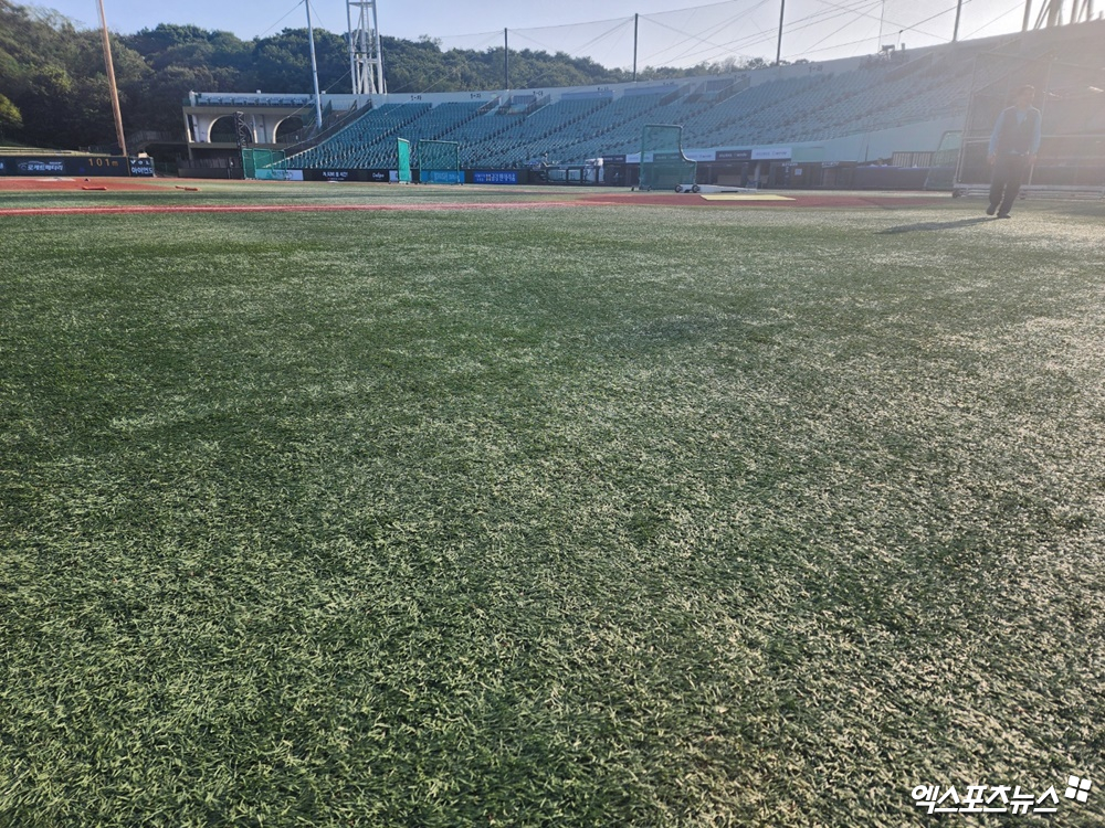 롯데와 LG는 3일 울산 문수야구장에서 '2024 신한 SOL Bank KBO 리그' 주말 3연전 두 번째 경기를 치를 계획이다. 하루 전 경기가 폭염 취소됐고, 여전한 무더위가 이어지고 있다. 울산, 박정현 기자