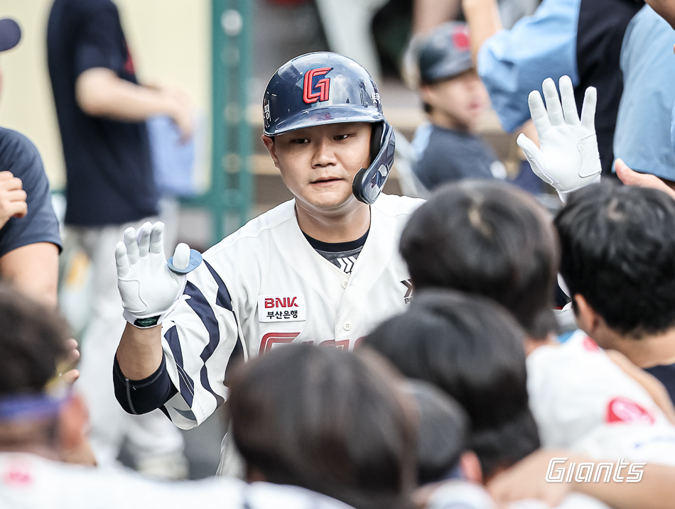 롯데 내야수 손호영은 3일 울산 문수야구장에서 열린 '2024 신한 SOL Bank KBO 리그' LG와 주말 3연전 두 번째 경기에서 5번타자 3루수로 선발 출전했다. 생애 첫 멀티홈런 경기로 4타점을 기록해 팀 승리에 혁혁한 공을 세웠다. 롯데 자이언츠