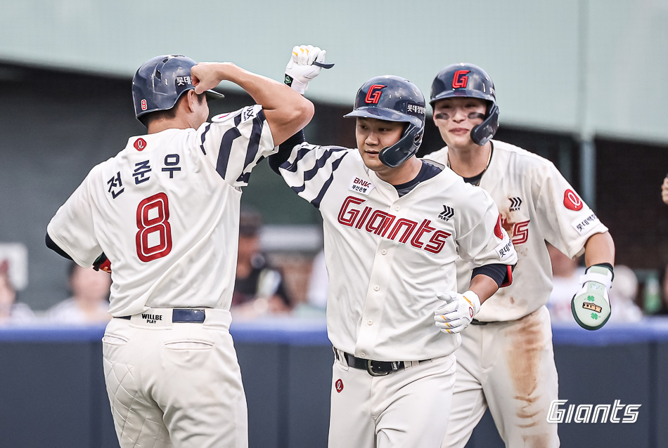 롯데 내야수 손호영(가운데)은 3일 울산 문수야구장에서 열린 '2024 신한 SOL Bank KBO 리그' LG와 주말 3연전 두 번째 경기에서 5번타자 3루수로 선발 출전했다. 1회말 최원태를 상대로 3점 홈런을 쳐 공격에 활력을 불어넣었다. 롯데 자이언츠