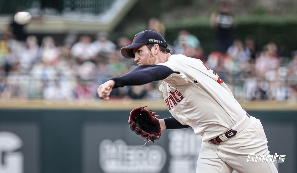 롯데 투수 반즈는 3일 울산 문수야구장에서 열린 '2024 신한 SOL Bank KBO 리그' LG와 주말 3연전 두 번째 경기에서 선발 등판했다. 이날 6⅓이닝 3실점 하며 마운드를 내려왔다. 롯데 자이언츠