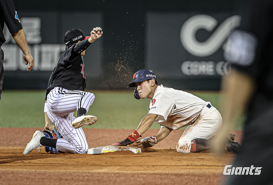 롯데 외야수 황성빈은 3일 울산 문수야구장에서 열린 '2024 신한 SOL Bank KBO 리그' LG와 주말 3연전 두 번째 경기에서 7회말 대타로 나섰다. 안타로 출루한 뒤 도루까지 자신의 장점을 과시하며 득점에 힘을 보탰다. 롯데 자이언츠