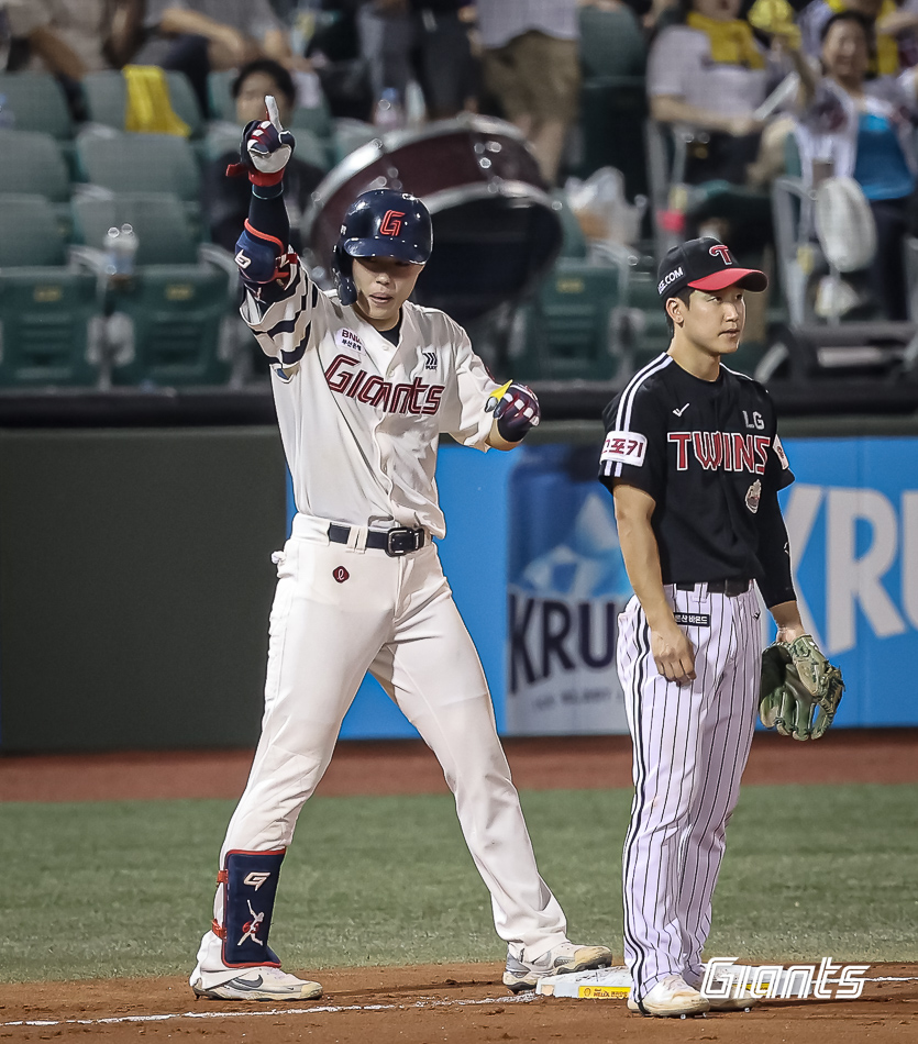 롯데 내야수 고승민은 3일 울산 문수야구장에서 열린 '2024 신한 SOL Bank KBO 리그' LG와 주말 3연전 두 번째 경기에서 2번타자 2루수로 선발 출전했다. 7회말 1타점 적시타를 쳐 공격에 활력을 불어넣었다. 롯데 자이언츠