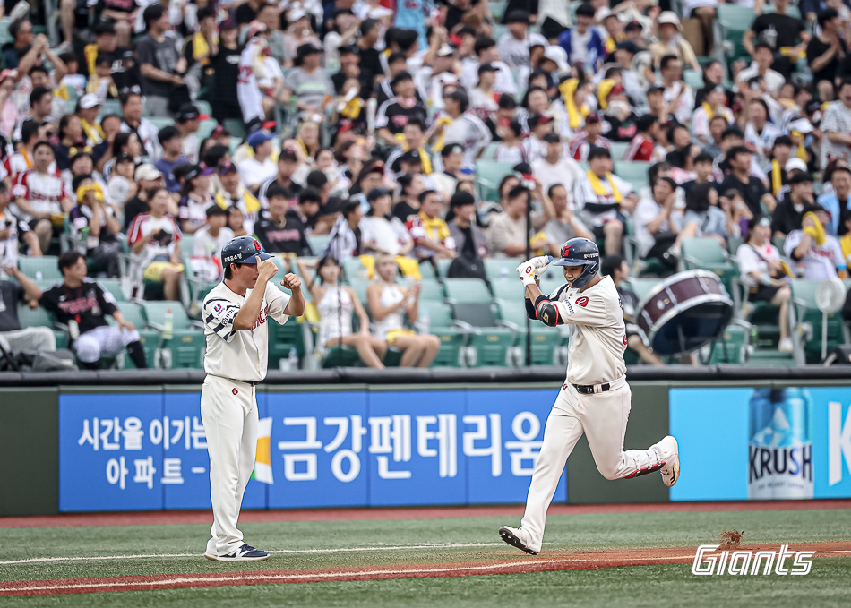 롯데 내야수 손호영은 3일 울산 문수야구장에서 열린 '2024 신한 SOL Bank KBO 리그' LG와 주말 3연전 두 번째 경기에서 5번타자 3루수로 선발 출전했다. 생애 첫 멀티홈런 경기로 4타점을 기록해 팀 승리에 혁혁한 공을 세웠다. 롯데 자이언츠