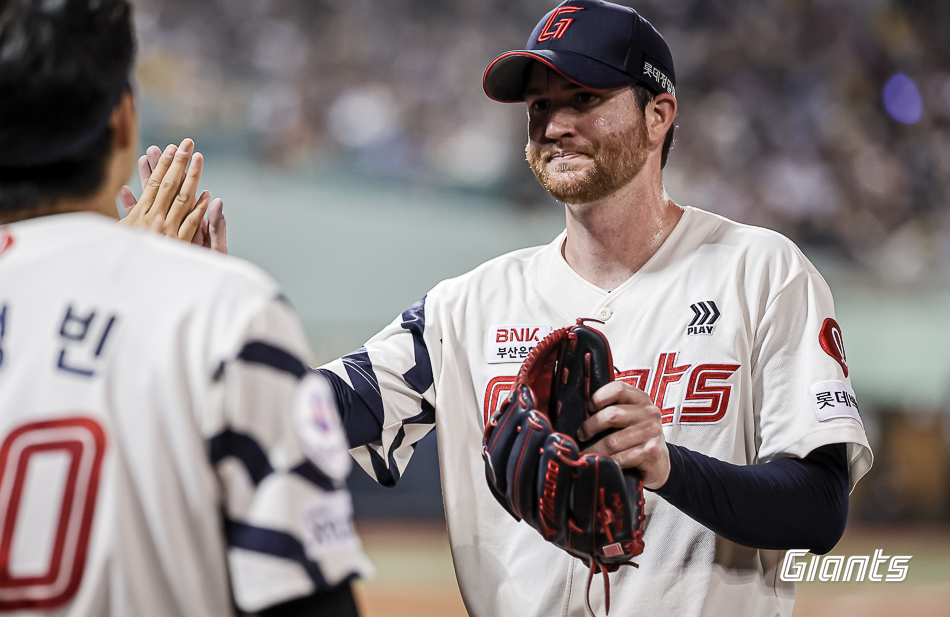 롯데 투수 반즈는 3일 울산 문수야구장에서 열린 '2024 신한 SOL Bank KBO 리그' LG와 주말 3연전 두 번째 경기에서 선발 등판했다. 이날 6⅓이닝 3실점 하며 마운드를 내려왔다. 롯데 자이언츠