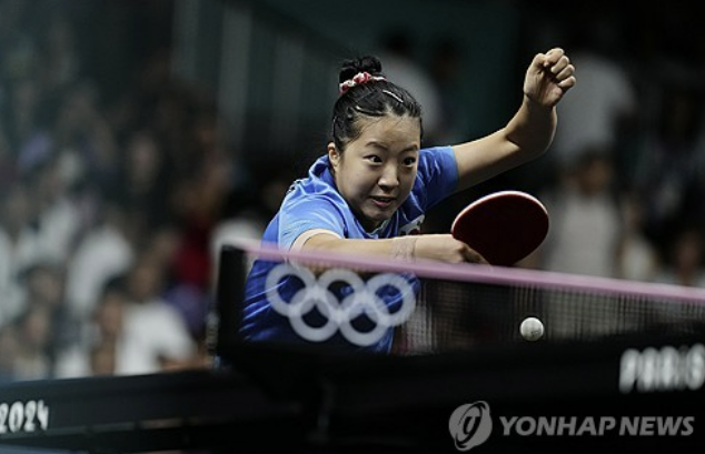 세계랭킹 8위 신유빈은 3일 프랑스 파리의 사우스 파리 아레나4에서 열린 2024 파리 올림픽 탁구 여자 단식 3~4위전에서 세계랭킹 5위 일본의 하야타 히나와 붙어 게임 스코어 2-4로 역전패했다. 신유빈은 첫 게임을 땄으나 이후 3번의 게임을 내리 내준 것이 컸다. 신유빈은 지난 2004 아테네 올림픽에서 남자 단식 금메달을 딴 유승민 대한탁구협회장, 그리고 여자 단식에서 동메달을 딴 김경아 대한항공 코치 이후 20년 만에 올림픽 탁구 단식 메달 획득에 도전했으나 다음 기회로 미루게 됐다. 연합뉴스