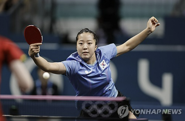 세계랭킹 8위 신유빈은 3일 프랑스 파리의 사우스 파리 아레나4에서 열린 2024 파리 올림픽 탁구 여자 단식 3~4위전에서 세계랭킹 5위 일본의 하야타 히나와 붙어 게임 스코어 2-4로 역전패했다. 신유빈은 첫 게임을 땄으나 이후 3번의 게임을 내리 내준 것이 컸다. 신유빈은 지난 2004 아테네 올림픽에서 남자 단식 금메달을 딴 유승민 대한탁구협회장, 그리고 여자 단식에서 동메달을 딴 김경아 대한항공 코치 이후 20년 만에 올림픽 탁구 단식 메달 획득에 도전했으나 다음 기회로 미루게 됐다. 연합뉴스