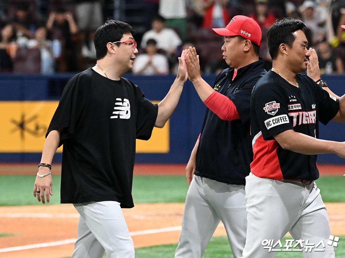 28일 오후 서울 구로구 고척스카이돔에서 열린 '2024 신한 SOL Bank KBO리그' KIA 타이거즈와 키움 히어로즈의 경기, KIA가 김선빈과 변우혁의 백투백 홈런에 힘입어 키움에 4:3으로 승리하며 3연패에서 탈출했다. 이날 경기에서 승리한 KIA 이범호 감독이 선수들과 함께 기뻐하고 있다. 엑스포츠뉴스 DB