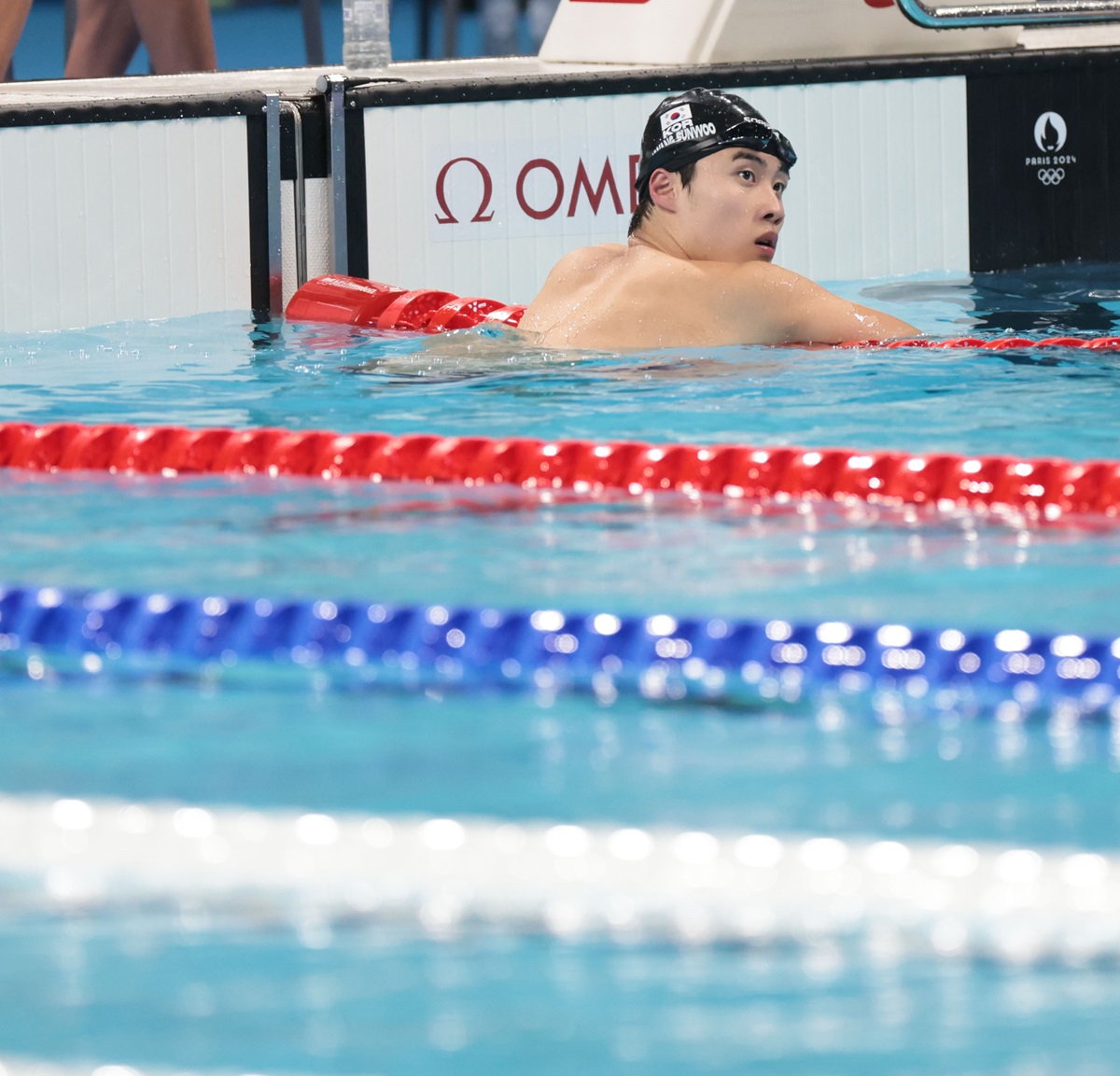 황선우가 2024 파리 하계올림픽 모든 일정을 마쳤다. 황선우는 3일 프랑스 파리 라데팡스 아레나에서 열린 2024 파리 하계올림픽 남자 혼계영 400m 예선 2조에서 한국 남자 혼계영 대표팀 마지막 자유형 영자로 나서 300~400m 구간 100m를 헤엄 쳤다. 한국은 3분34초69을 기록하며 2조에서 7위를 차지했다. 예선 전체 순위를 13위를 기록, 상위 8팀에 주어지는 결승행 티켓은 받아들지 못했다. 이 종목은 이번 대회 4개 종목에 출전한 황선우의 마지막 레이스였다. 연합뉴스