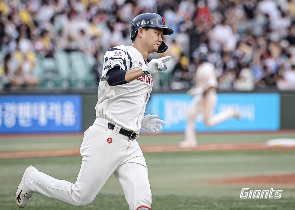 롯데 내야수 손호영은 3일 울산 문수야구장에서 열린 '2024 신한 SOL Bank KBO 리그' LG와 주말 3연전 두 번째 경기에서 5번타자 3루수로 선발 출전했다. 생애 첫 멀티홈런 경기로 4타점을 기록해 팀 승리에 혁혁한 공을 세웠다. 롯데 자이언츠