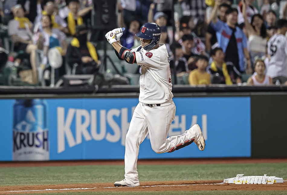 롯데 내야수 손호영은 3일 울산 문수야구장에서 열린 '2024 신한 SOL Bank KBO 리그' LG와 주말 3연전 두 번째 경기에서 5번타자 3루수로 선발 출전했다. 생애 첫 멀티홈런 경기로 4타점을 기록해 팀 승리에 혁혁한 공을 세웠다. 롯데 자이언츠