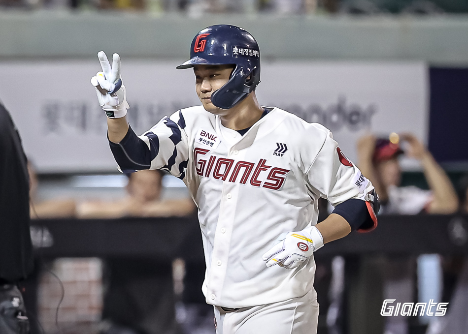 롯데 내야수 손호영은 3일 울산 문수야구장에서 열린 '2024 신한 SOL Bank KBO 리그' LG와 주말 3연전 두 번째 경기에서 5번타자 3루수로 선발 출전했다. 생애 첫 멀티홈런 경기로 4타점을 기록해 팀 승리에 혁혁한 공을 세웠다. 롯데 자이언츠