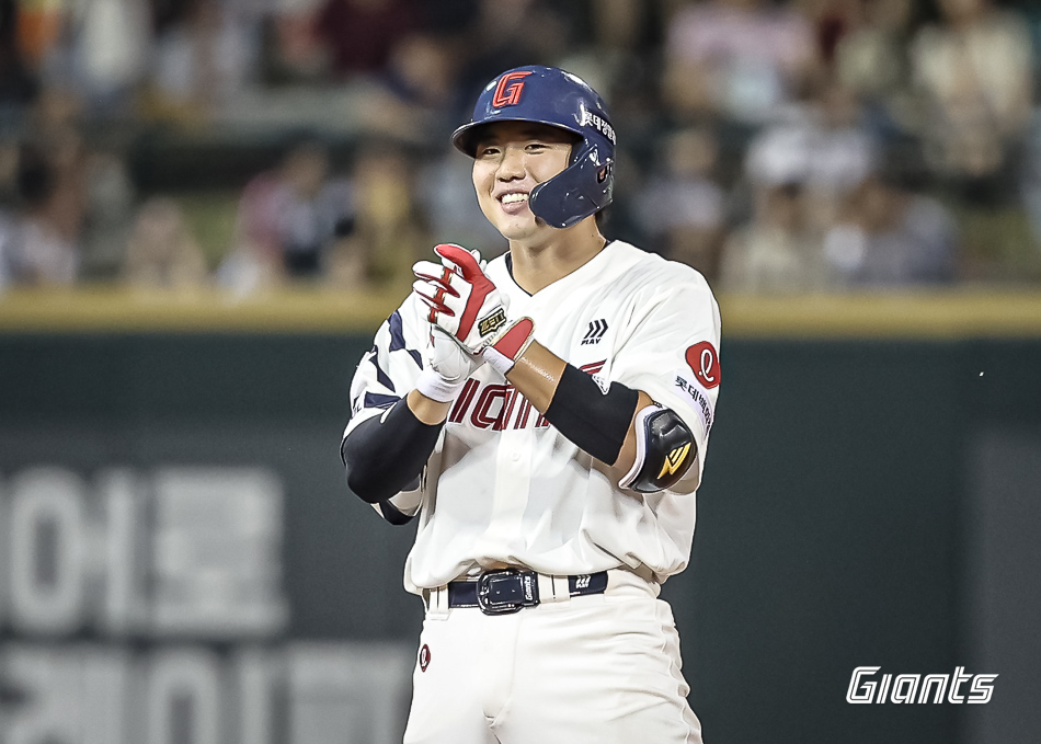 롯데 포수 손성빈은 3일 울산 문수야구장에서 열린 '2024 신한 SOL Bank KBO 리그' LG와 주말 3연전 두 번째 경기에서 8회초 대수비로 교체 출전했다. 이후 8회말 첫 타석에서 2타점 2루타를 쳐 8-3 팀 승리에 힘을 보탰다. 롯데 자이언츠