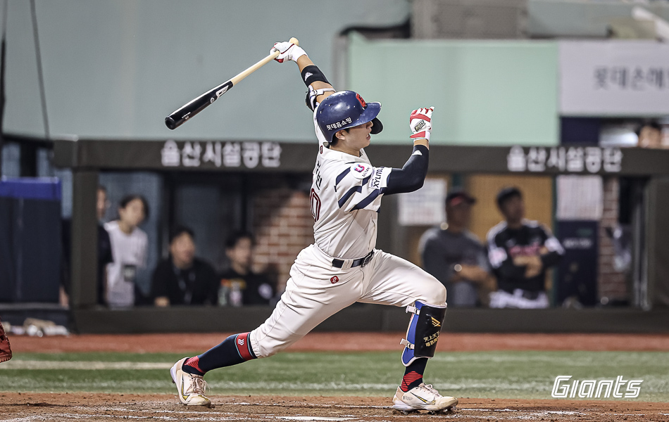 롯데 포수 손성빈은 3일 울산 문수야구장에서 열린 '2024 신한 SOL Bank KBO 리그' LG와 주말 3연전 두 번째 경기에서 8회초 대수비로 교체 출전했다. 이후 8회말 첫 타석에서 2타점 2루타를 쳐 8-3 팀 승리에 힘을 보탰다. 롯데 자이언츠