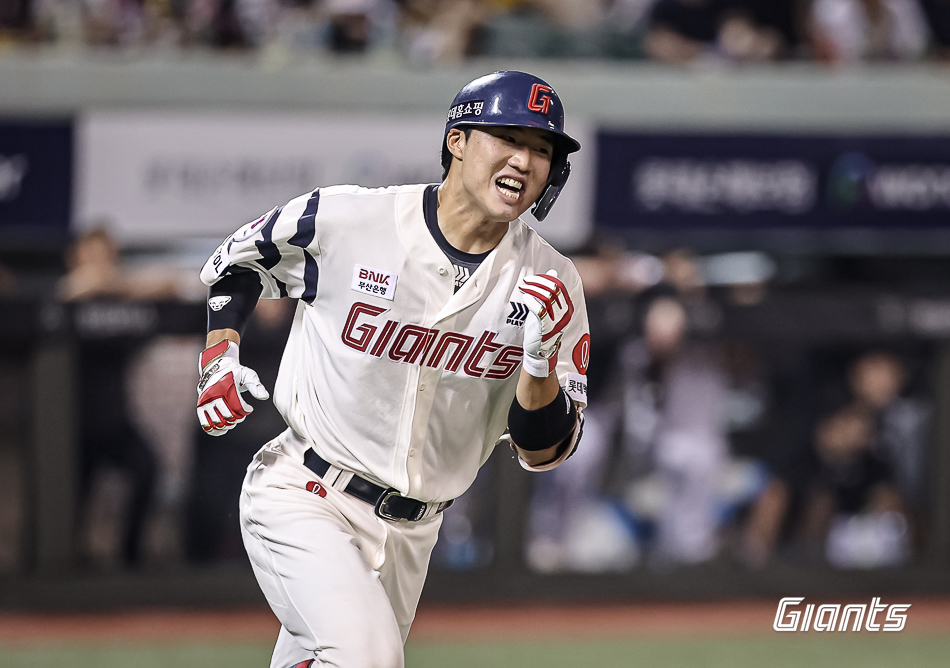 롯데 포수 손성빈은 3일 울산 문수야구장에서 열린 '2024 신한 SOL Bank KBO 리그' LG와 주말 3연전 두 번째 경기에서 8회초 대수비로 교체 출전했다. 이후 8회말 첫 타석에서 2타점 2루타를 쳐 8-3 팀 승리에 힘을 보탰다. 롯데 자이언츠