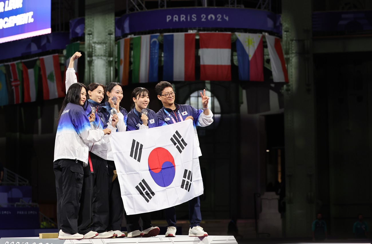 윤지수, 전하영, 전은혜, 최세빈이 3일(현지시간) 프랑스 파리의 그랑팔레에서 열린 2024 파리 올림픽 여자 펜싱 사브르 단체전에서 은메달을 획득했다. 윤지수는 2020 도쿄 올림픽에서 이 종목 동메달을 따냈던 가운데 2개 대회 연속 메달리스트가 되는 기쁨을 맛봤다. 사진 연합뉴스