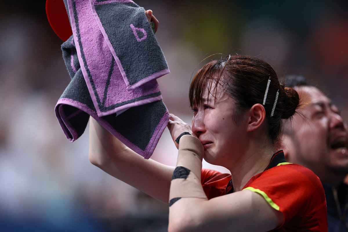 일본 매체 J-캐스트는 4일(한국시간) 현재 일본 탁구 팬들이 신유빈을 칭찬하고 있다고 보도했다. 신유빈은 지난 3일 2024 파리 올림픽 탁구 여자 단식 동메달 결정전에서 하야타 히나(일본)에게 게임 스코어 2-4(11-9 11-13 10-12 7-11 12-10 7-11)로 패해 4위를 차지했다. 동메달을 놓쳤음에도 신유빈은 자신을 이긴 하야타에게 다가가 축하를 보내면서 일본 팬들로부터 칭찬을 받은 것으로 알려졌다. 한 팬은 20세 밖에 되지 않았지만 실력과 예의를 모두 갖췄다고 칭찬했다. 연합뉴스 