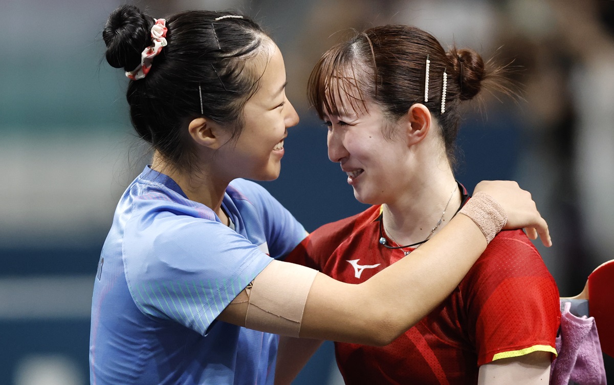 신유빈(왼쪽)이 3일(한국시간) 프랑스 파리의 사우스 파리 아레나4에서 열린 2024 파리 올림픽 탁구 여자 단식 3~4위전에서 세계랭킹 5위인 일본의 하야타 히나와 경기를 마친 뒤 축하 인사를 건넸다. 사진 연합뉴스