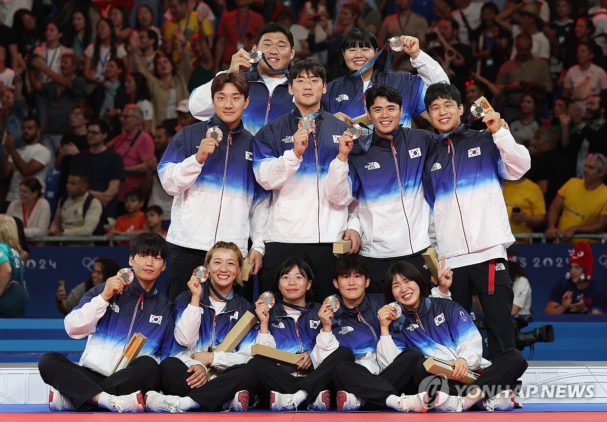 한국 유도 대표팀이 2024 파리 올림픽 혼성 단체전서 부상 투혼을 펼친 끝에 값진 동메달을 획득했다. 대표팀은 3일(한국시간) 프랑스 파리 샹드마르스 경기장에서 열린 동메달 결정전서 독일을 4-3으로 꺾었다. 투혼이 가져온 값진 동메달이었다. 프랑스와 8강전에서 패한 대표팀은 패자부활전에서 우즈베키스탄을 꺾고 올라와 독일을 잡아내며 동메달을 목에 걸었다. 연합뉴스